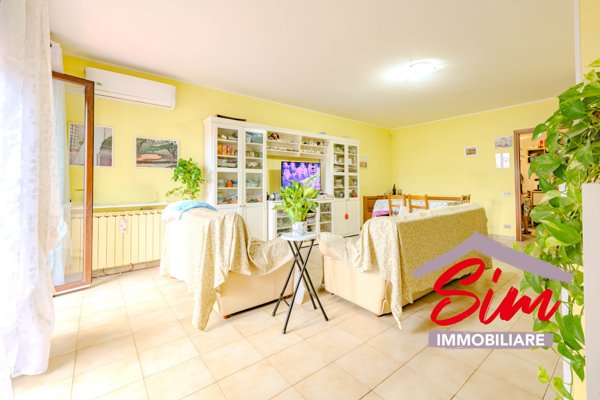 casa indipendente in vendita ad Oleggio in zona Carmine