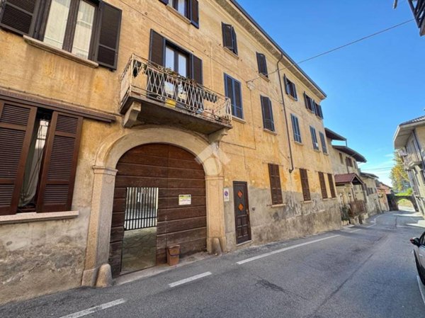 casa indipendente in vendita ad Oleggio