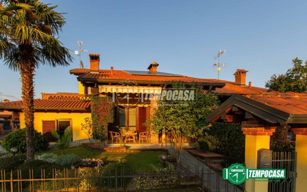casa indipendente in vendita ad Oleggio