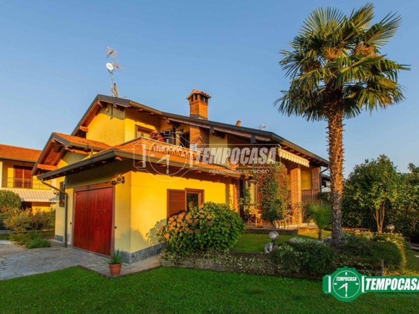 casa indipendente in vendita ad Oleggio
