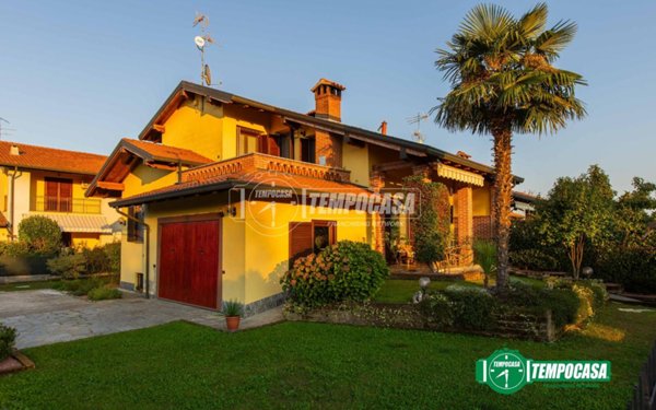 casa indipendente in vendita ad Oleggio