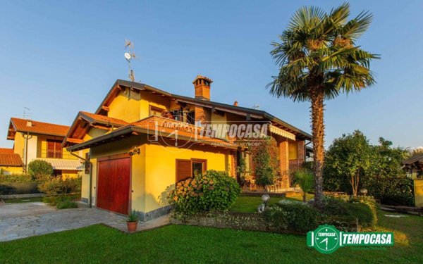 casa indipendente in vendita ad Oleggio