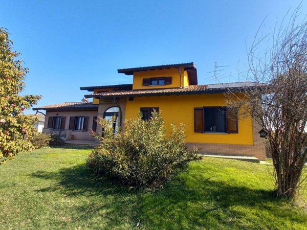 casa indipendente in vendita ad Oleggio