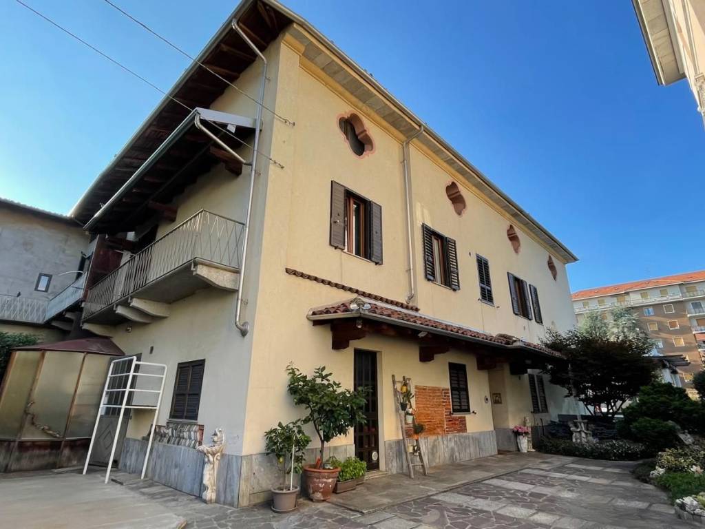 casa indipendente in vendita ad Oleggio
