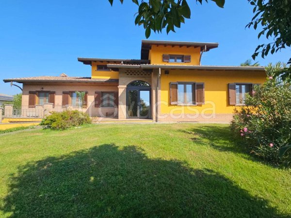 casa indipendente in vendita ad Oleggio