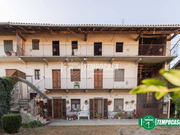 casa indipendente in vendita ad Oleggio