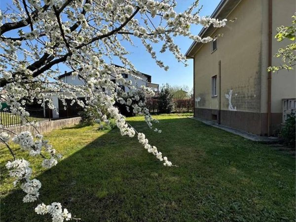 casa indipendente in vendita ad Oleggio