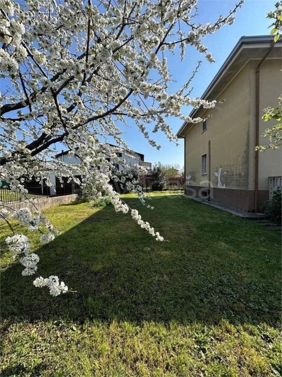 casa indipendente in vendita ad Oleggio