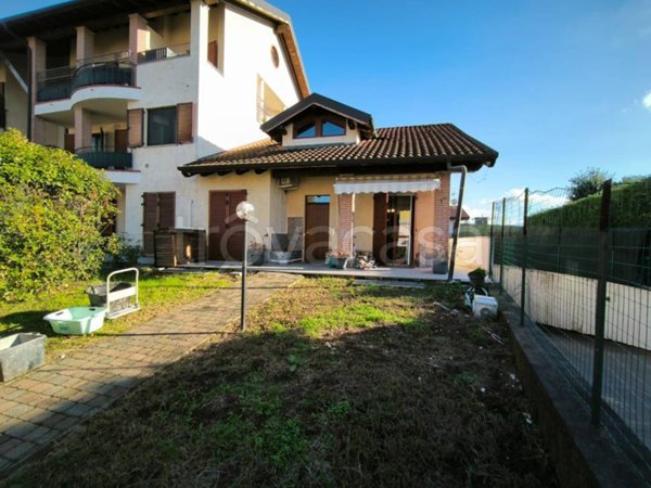 casa indipendente in vendita ad Oleggio