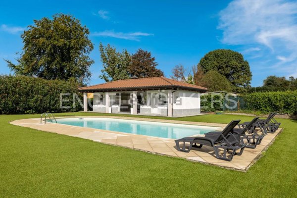 casa indipendente in vendita ad Oleggio