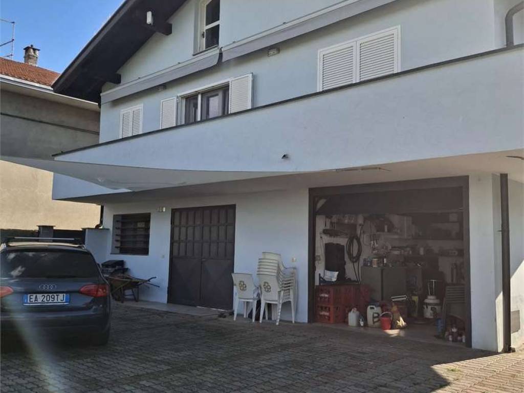 casa indipendente in vendita ad Oleggio