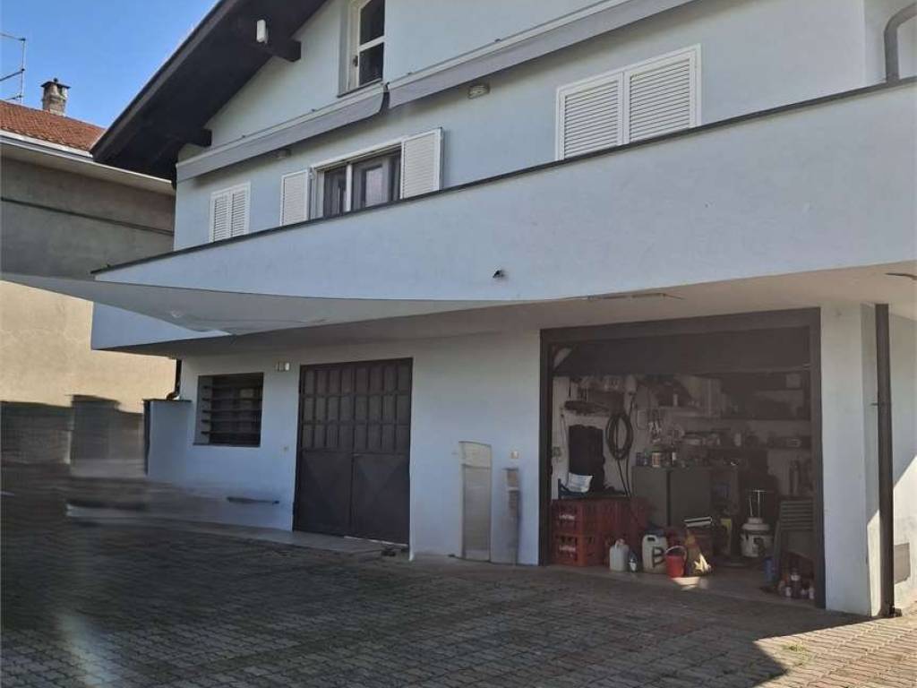 casa indipendente in vendita ad Oleggio