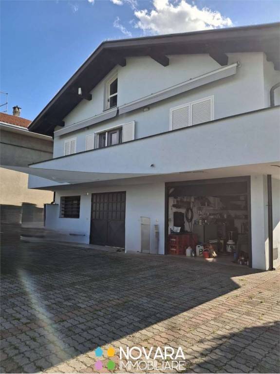 casa indipendente in vendita ad Oleggio