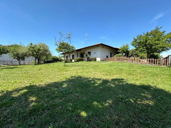 casa indipendente in vendita ad Oleggio