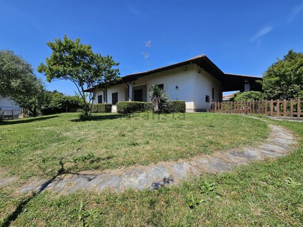 casa indipendente in vendita ad Oleggio