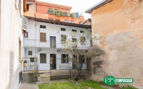 casa indipendente in vendita ad Oleggio