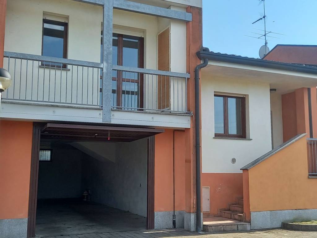 casa indipendente in vendita ad Oleggio