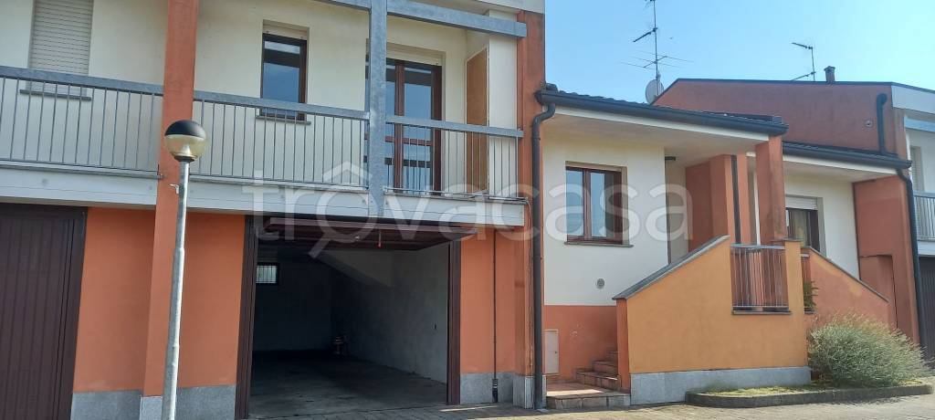 casa indipendente in vendita ad Oleggio in zona Carmine