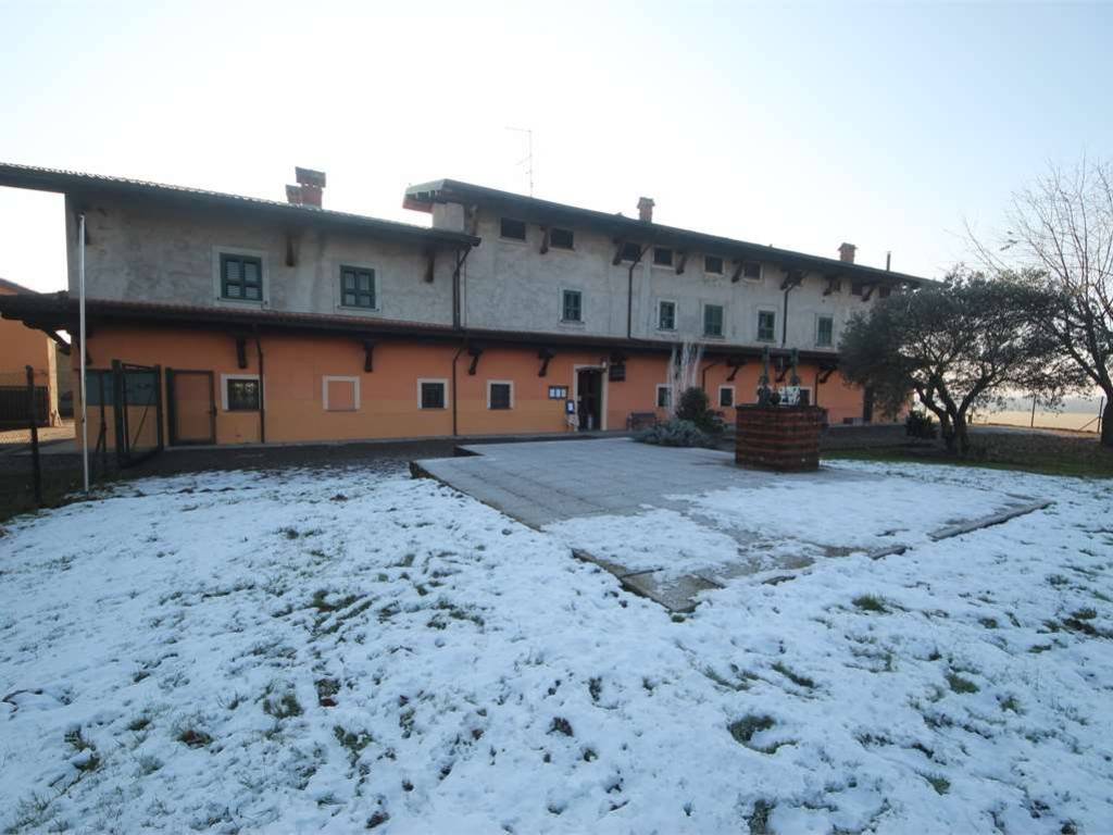 casa indipendente in vendita ad Oleggio