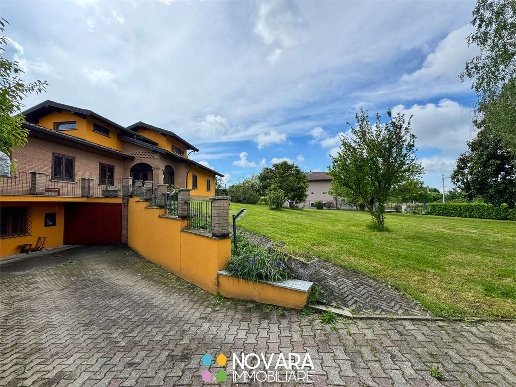 casa indipendente in vendita ad Oleggio