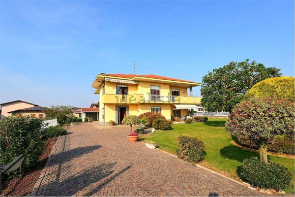 casa indipendente in vendita ad Oleggio