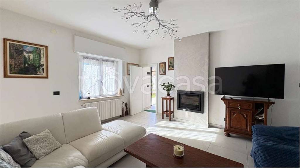 casa indipendente in vendita ad Oleggio