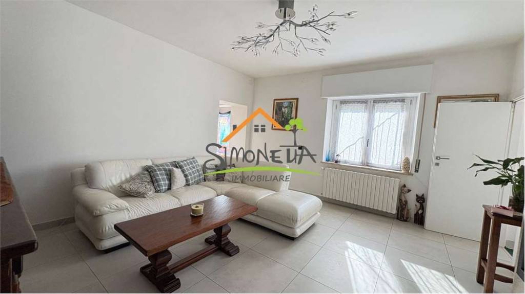 casa indipendente in vendita ad Oleggio