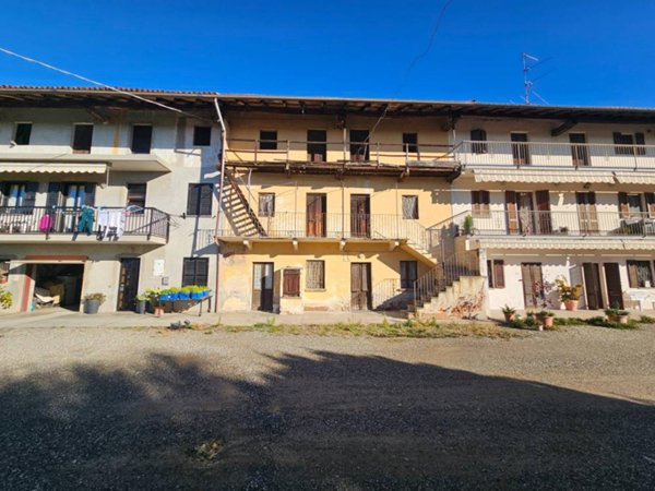 casa indipendente in vendita ad Oleggio