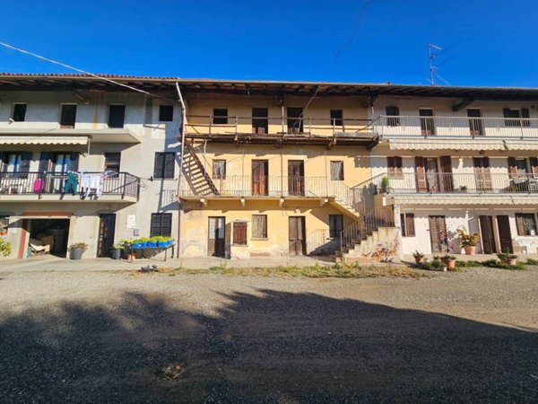 casa indipendente in vendita ad Oleggio in zona Gaggiolo