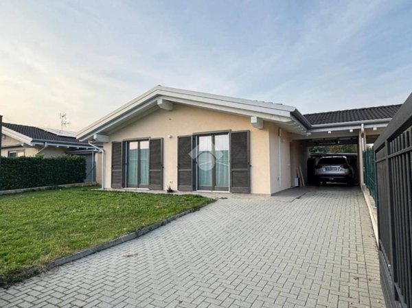 casa indipendente in vendita ad Oleggio