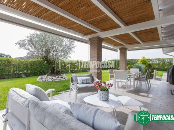 casa indipendente in vendita ad Oleggio