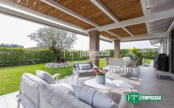 casa indipendente in vendita ad Oleggio