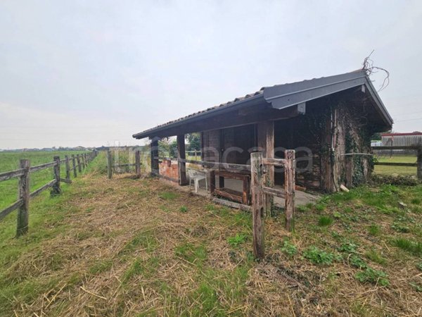 locale di sgombero in vendita ad Oleggio