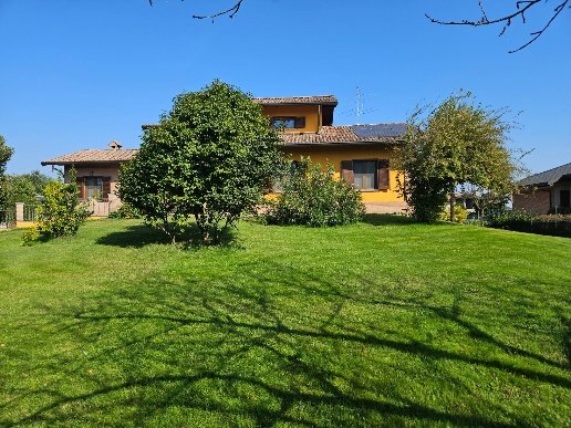 casa indipendente in vendita ad Oleggio