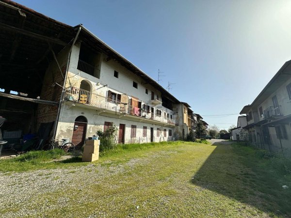 casale in vendita ad Oleggio in zona Santo Stefano.