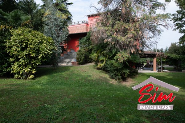 casa indipendente in vendita ad Oleggio