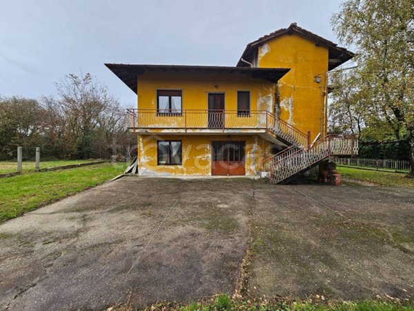 casa indipendente in vendita ad Oleggio in zona Bedisco