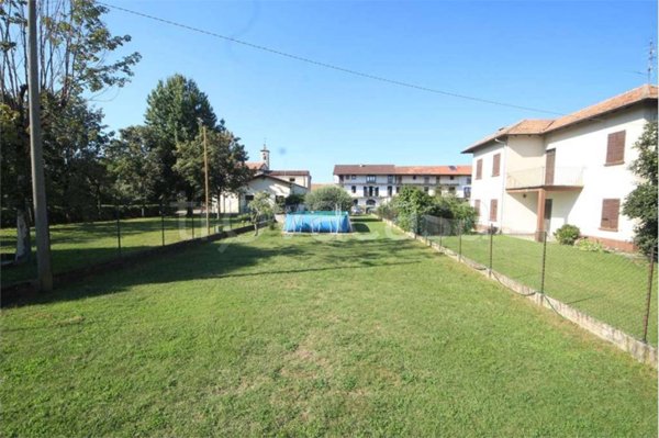 casa indipendente in vendita ad Oleggio