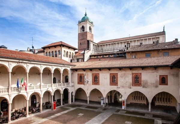 casa indipendente in vendita ad Oleggio