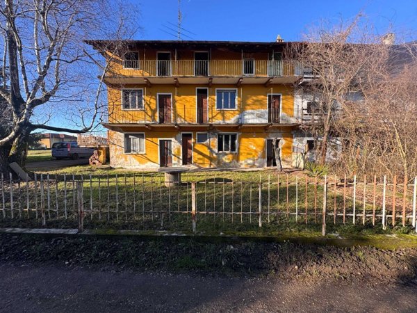 casale in vendita ad Oleggio