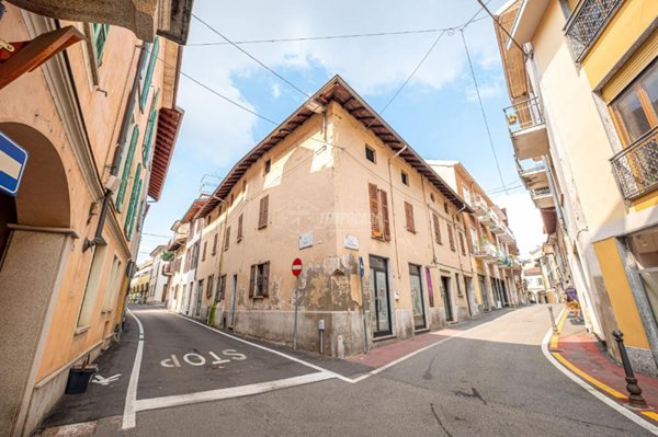 casa indipendente in vendita ad Oleggio