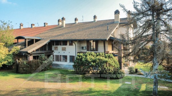 casa indipendente in vendita ad Oleggio in zona San Giovanni
