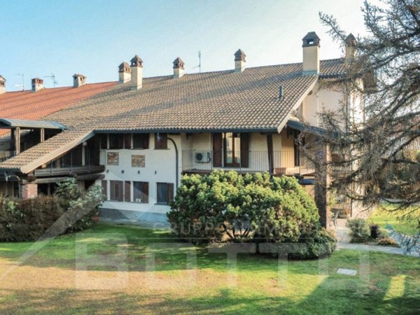 casa indipendente in vendita ad Oleggio in zona San Giovanni