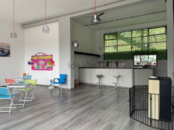 locale commerciale in vendita ad Oleggio