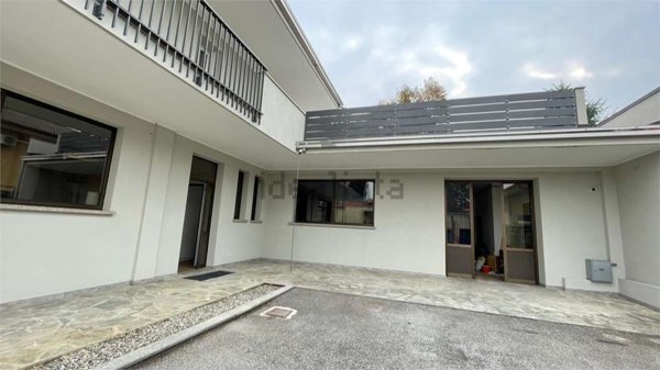 casa indipendente in vendita ad Oleggio