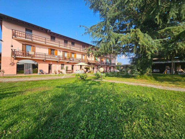 casa indipendente in vendita ad Oleggio in zona Loreto