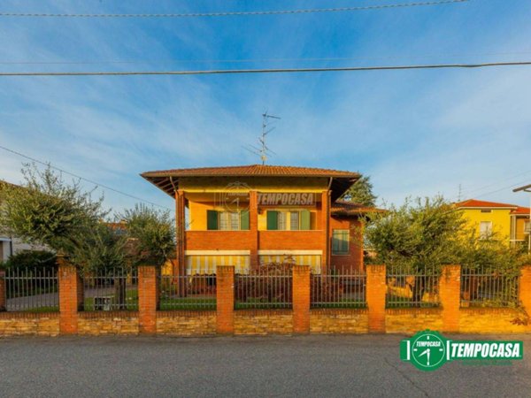 casa indipendente in vendita ad Oleggio