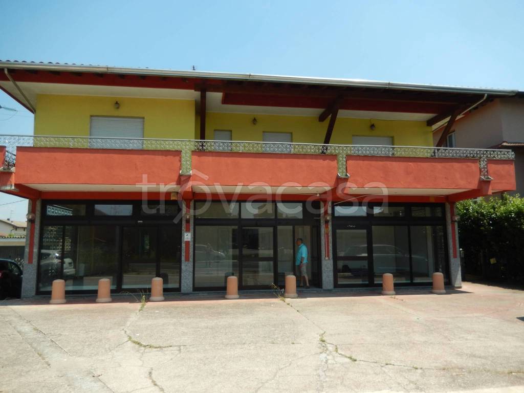 negozio in vendita ad Oleggio