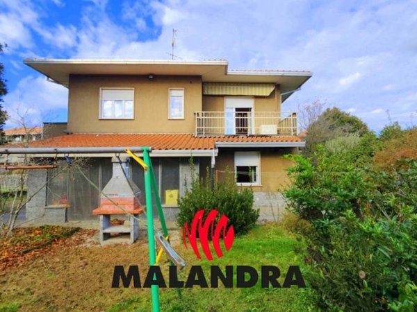 casa indipendente in vendita ad Oleggio in zona Carmine