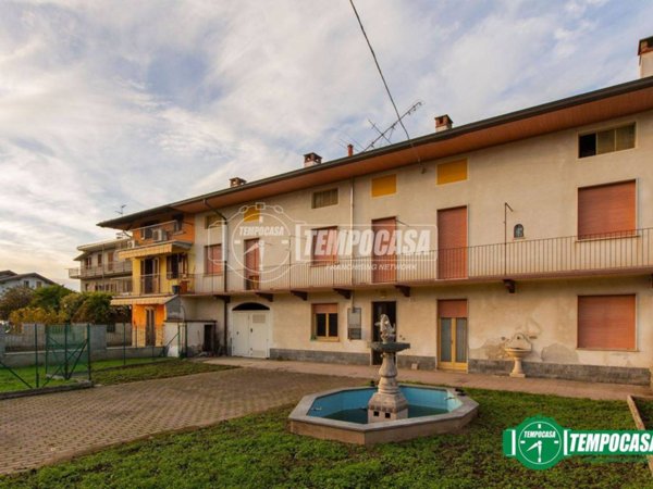 casa indipendente in vendita ad Oleggio